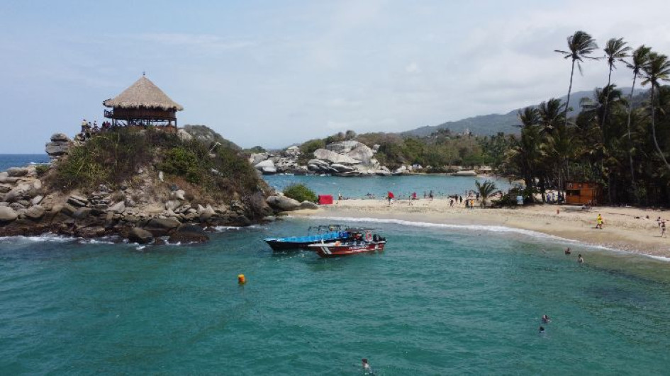 El Parque Tayrona es considerado uno de los principales patrimonios naturales de Colombia por su riqueza ambiental, cultural y espiritual. Recibe diariamente a unos 6 mil visitantes.