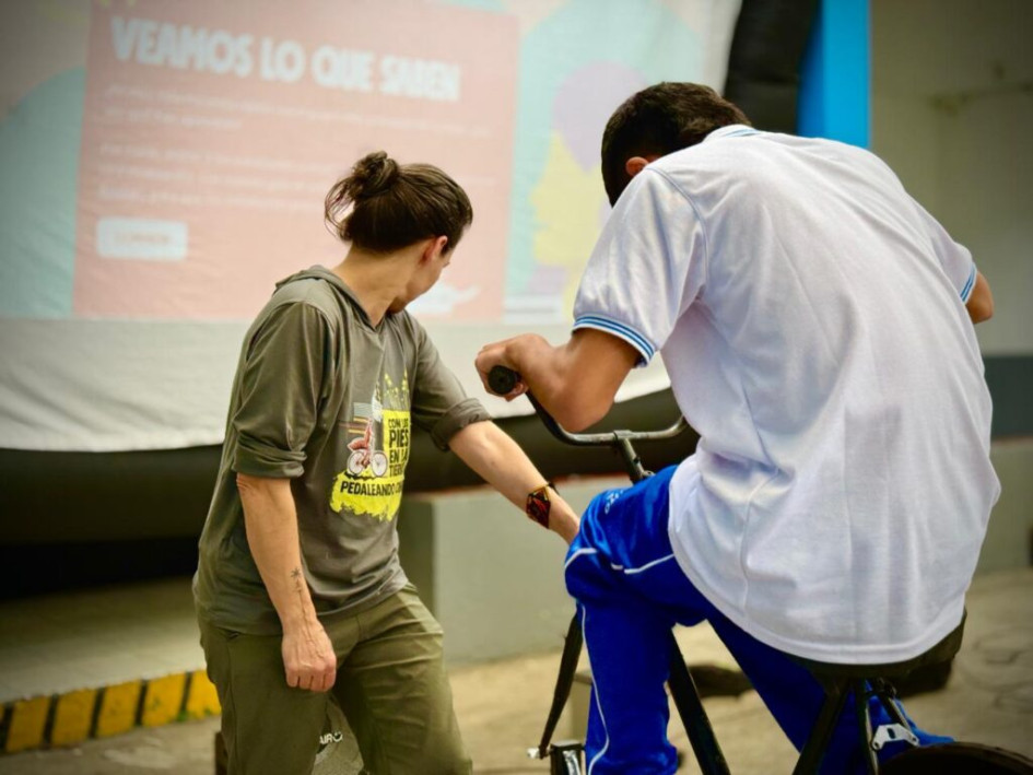 La gira En Serio en Caldas usa cine a pedal y teatro para prevenir consumo de alcohol en menores y llega a 900 estudiantes de nueve municipios.