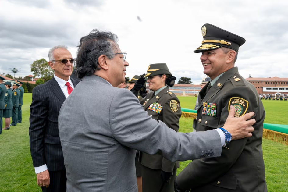 El presidente Gustavo Petro y el general Edwin Urrego, en Bogotá, el 18 de diciembre del 2024.