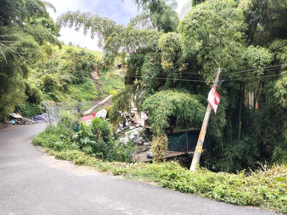 Poste inclinado en el sector del Descahe de Villamaría
