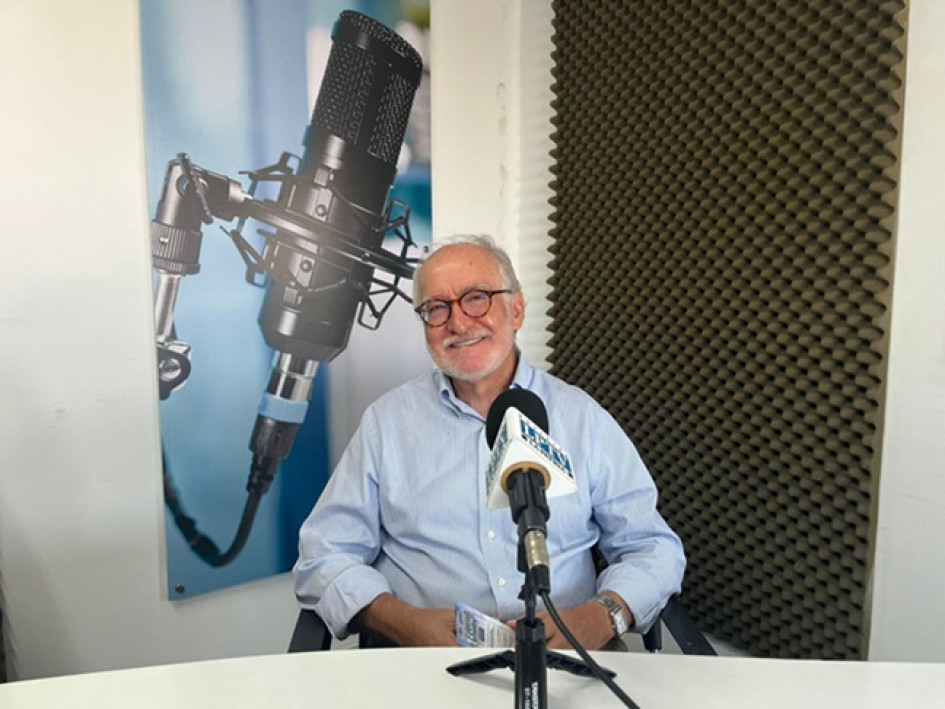 El senador caldense Guido Echeverri pasó por los micrófonos de LA PATRIA Radio para hablar sobre política, pero también lo hizo sobre libros.