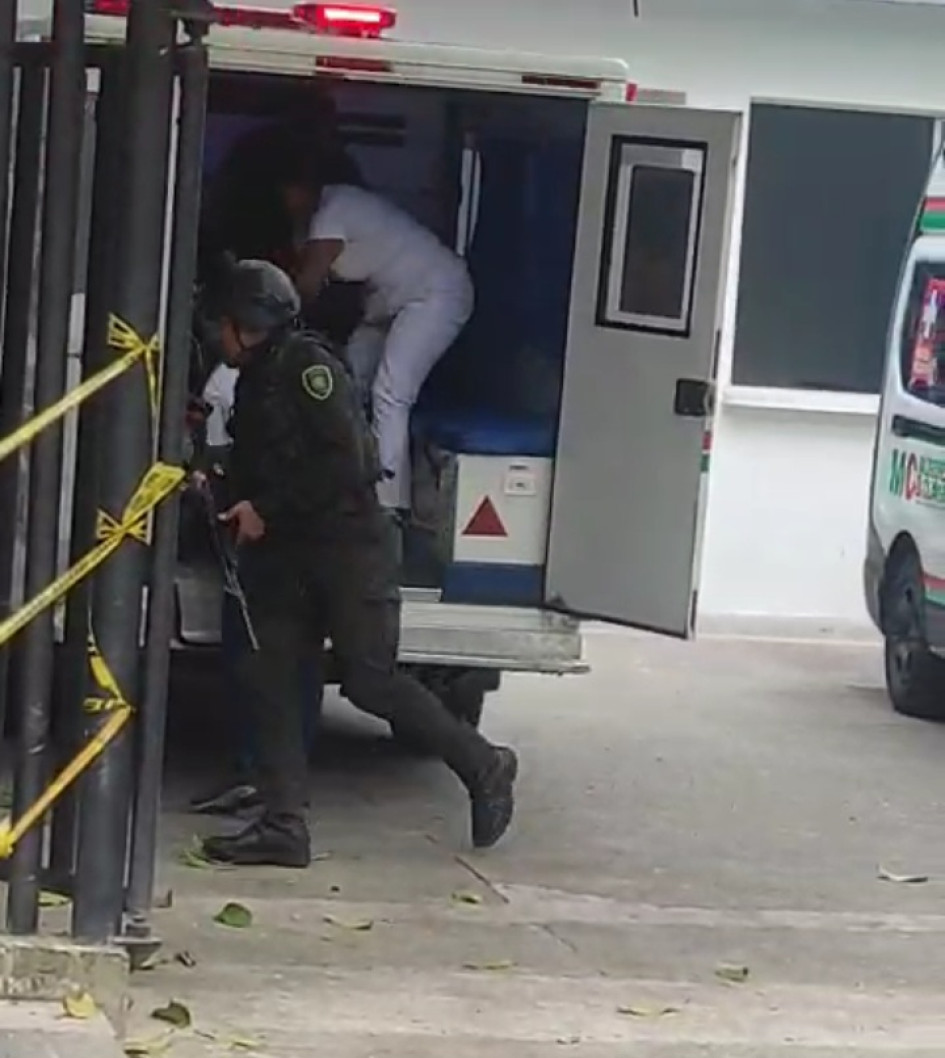 Tres uniformados resultaron afectados en el ataque.