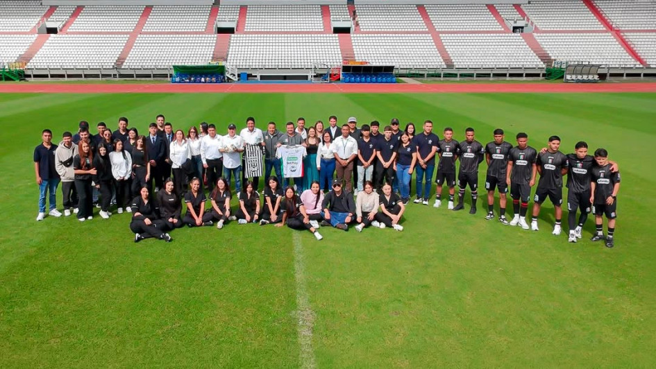 Directivas del Sena Caldas con aprendices y directivas del Once Caldas con jugadores de las inferiores.
