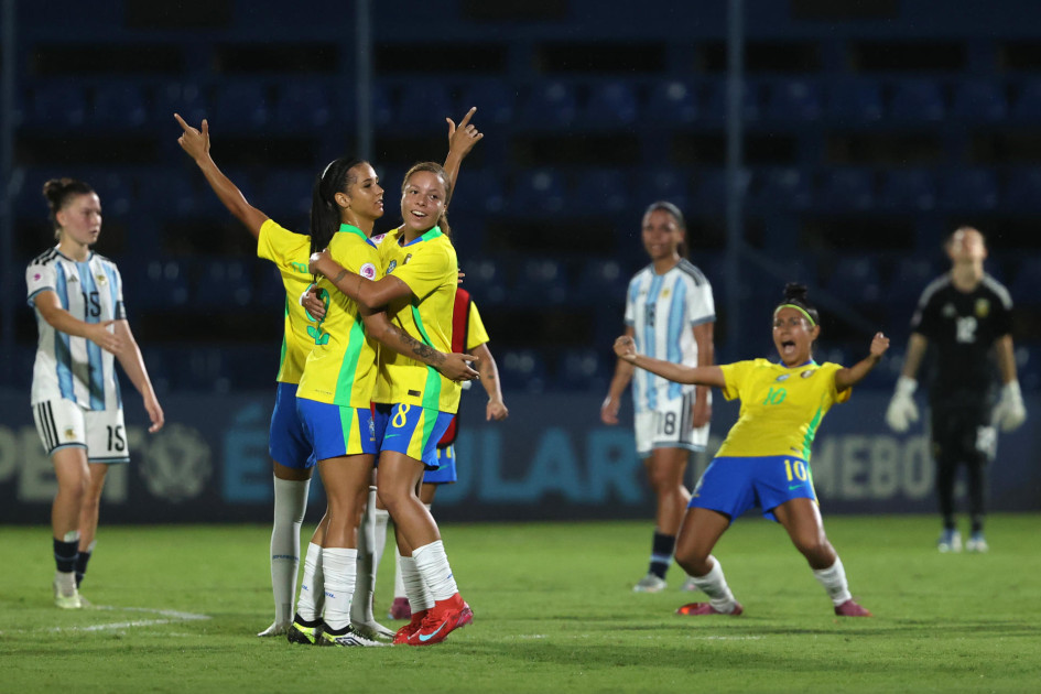 Jugadoras de Brasil celebran al ganar este domingo, en un partido del Sudamericano Femenino Sub-20 entre Brasil y Argentina en el estadio Luis Alfonso Giagni en Villa Elisa (Paraguay).