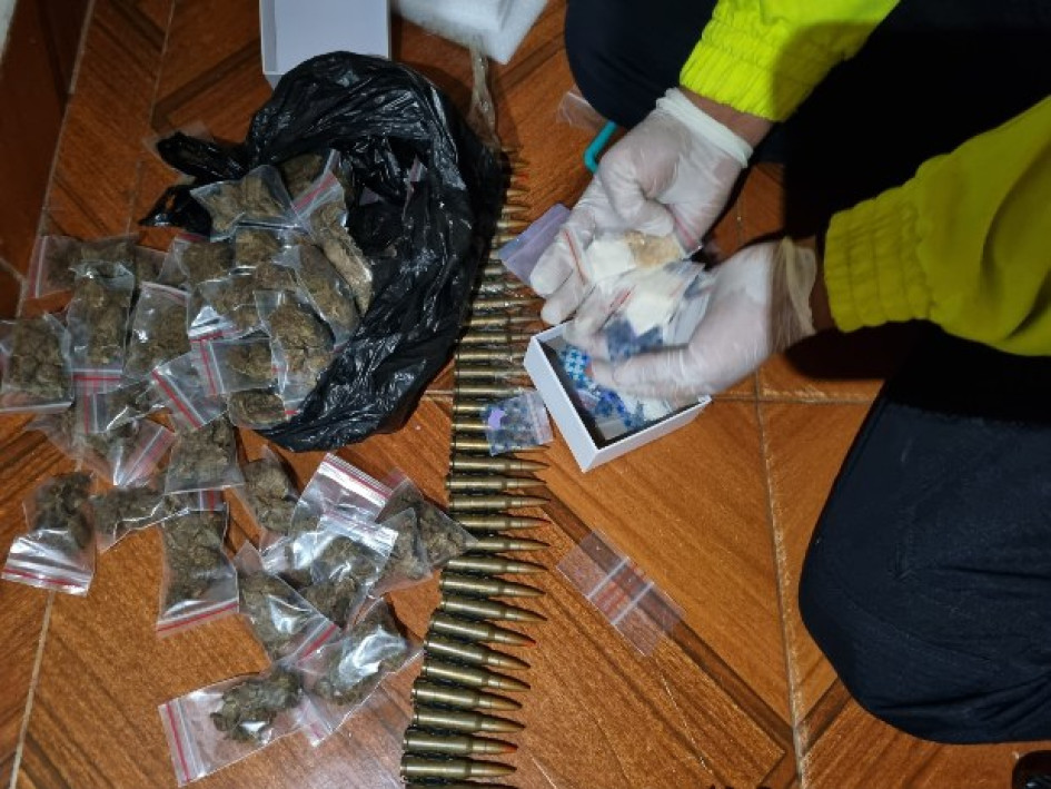 Durante los procedimientos, las autoridades lograron la incautación de 8 kilogramos de marihuana, 800 gramos de clorhidrato de cocaína, 40 pastillas de éxtasis, 68 cartuchos calibre 7.62 eslabonados.