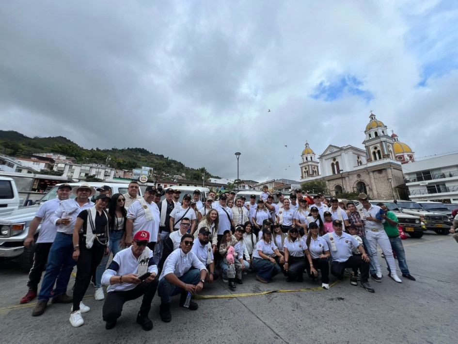 Un grupo que se moviliza en 25 camionetas Toyota visitó Manzanares, tierra de Yeison Jiménez, para conocer el municipio y su cultura.