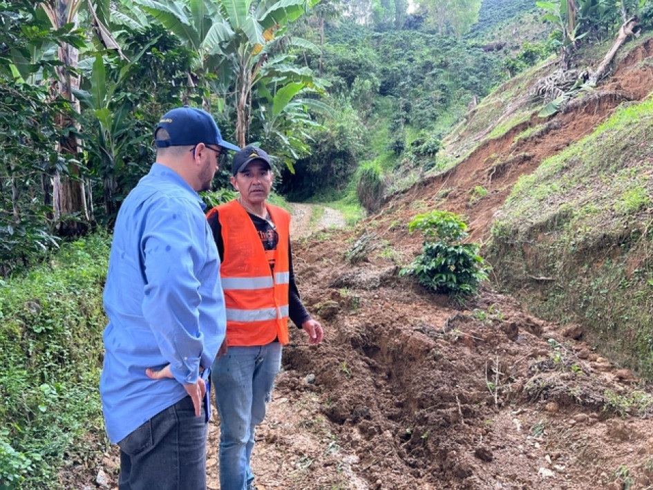 Maquinaria amarilla trabaja en la remoción de material para recuperar el paso en vías afectadas por las lluvias.