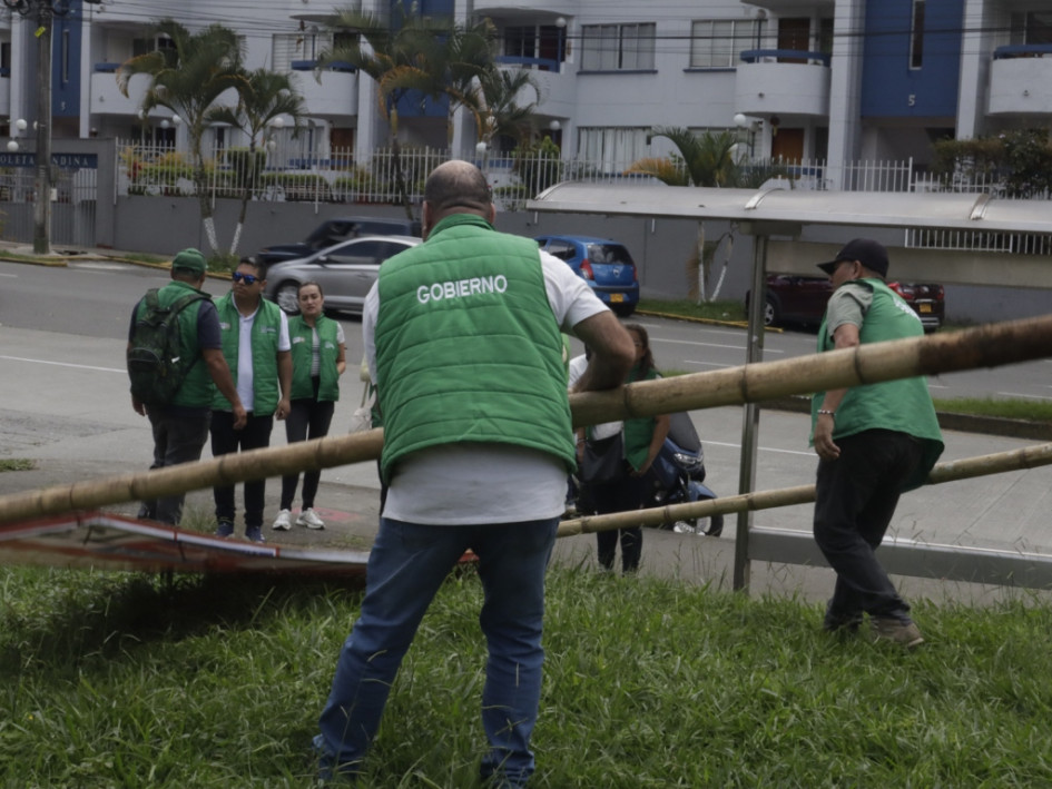 Autoridades municipales retiraron seis vallas políticas ubicadas en barrios de Armenia por no cumplir la reglamentación vigente.