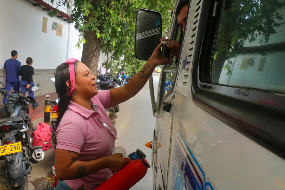 Colombia es el principal destino migratorio venezolano en el mundo, con unos 2,8 millones de personas, según cifras oficiales. En total, más de 7,7 millones de venezolanos abandonaron su país en la última década, de acuerdo con organismos internacionales. En la foto, la venezolana Ariadni Benitez vende café en Cúcuta.