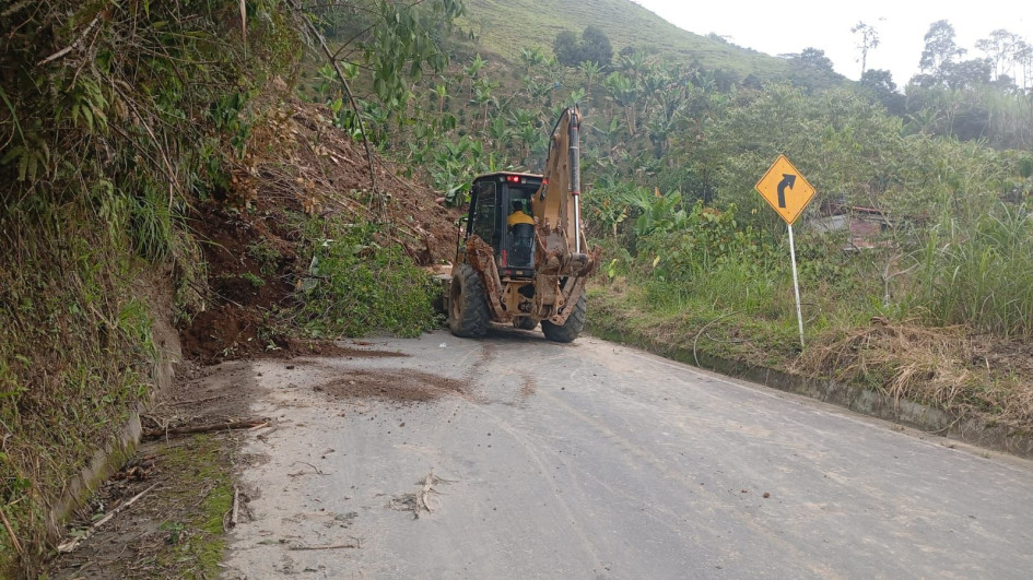 Se habilitó el paso a un carril en una vía que conecta a dos municipios del Oriente de Caldas, donde este miércoles hubo un derrumbe de gran magnitud.