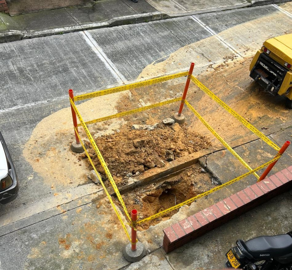 Usuario de Aguas se queja porque le cobran reparación en la calle