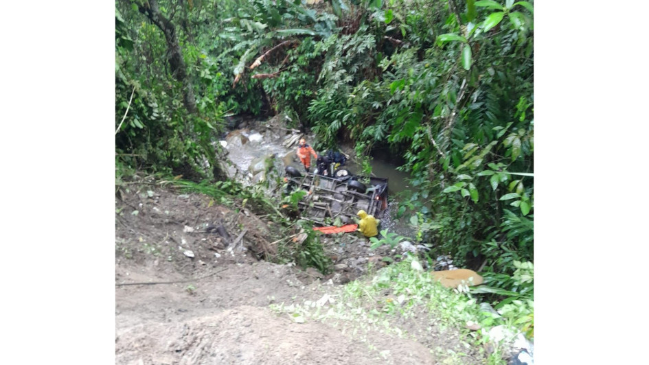 Un yip con nueve personas a bordo rodó por un abismo tras salirse de la carretera en el Norte de Caldas. Los lesionados fueron remitidos al hospital.