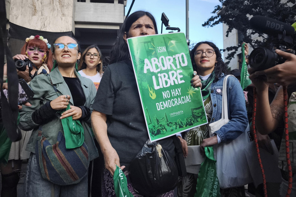 Una mujer sostiene un cartel este sábado, durante una manifestación que conmemora los 4 años del aborto legal, en Bogotá (Colombia).