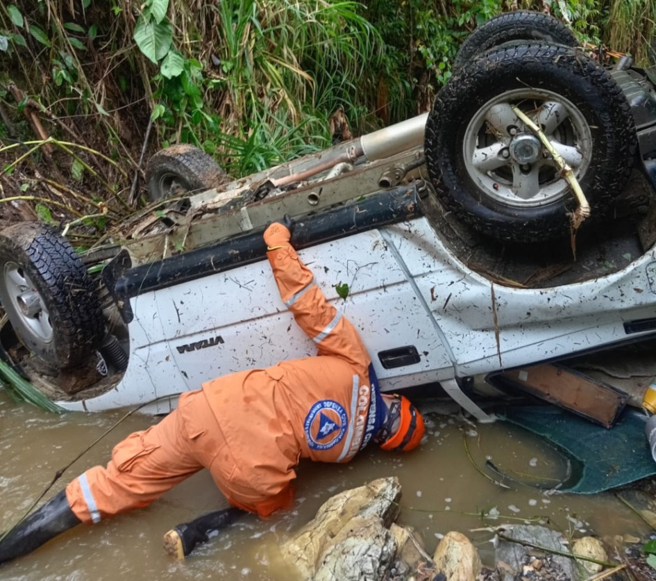 Este es el carro que rodó por la vía que de Aranzazu conduce a Neira, en el Norte de Caldas. Dos mujeres presentaron lesiones.