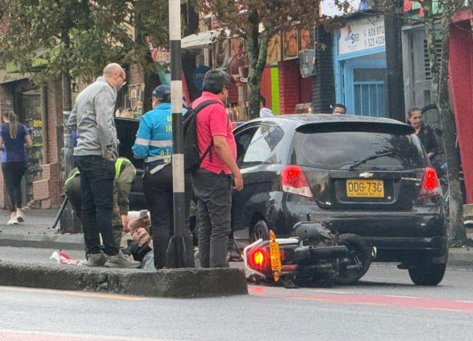 En este accidente en la avenida Santander una moto chocó contra un carro particular.