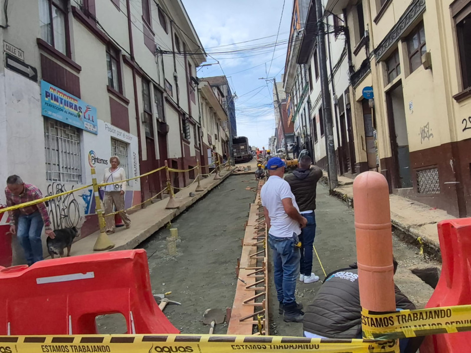 Los vecinos agradecen el incidente con el vehículo de carga, no solo por exponer una cárcava que se desconocía y preocupa, si no que creó las condiciones para “estrenar calle”.