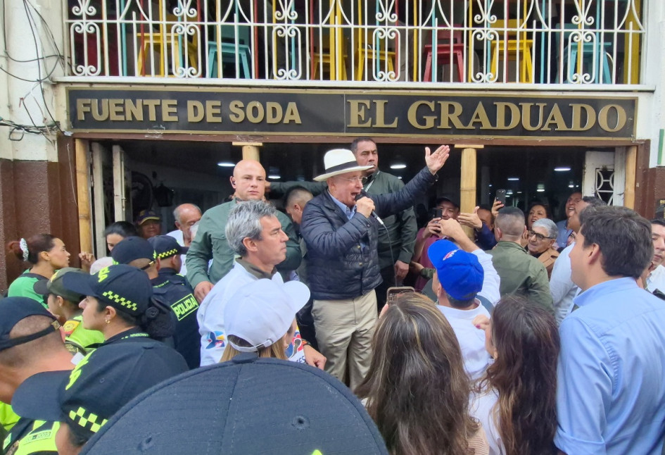 El expresidente Álvaro Uribe recorrió la Galería y el Centro de Manizales, donde correspondió al cariño de sus seguidores y contestó a críticas de contradictores. "Quiero ir al Senado de Colombia, no es fácil", dijo sobre su campaña.