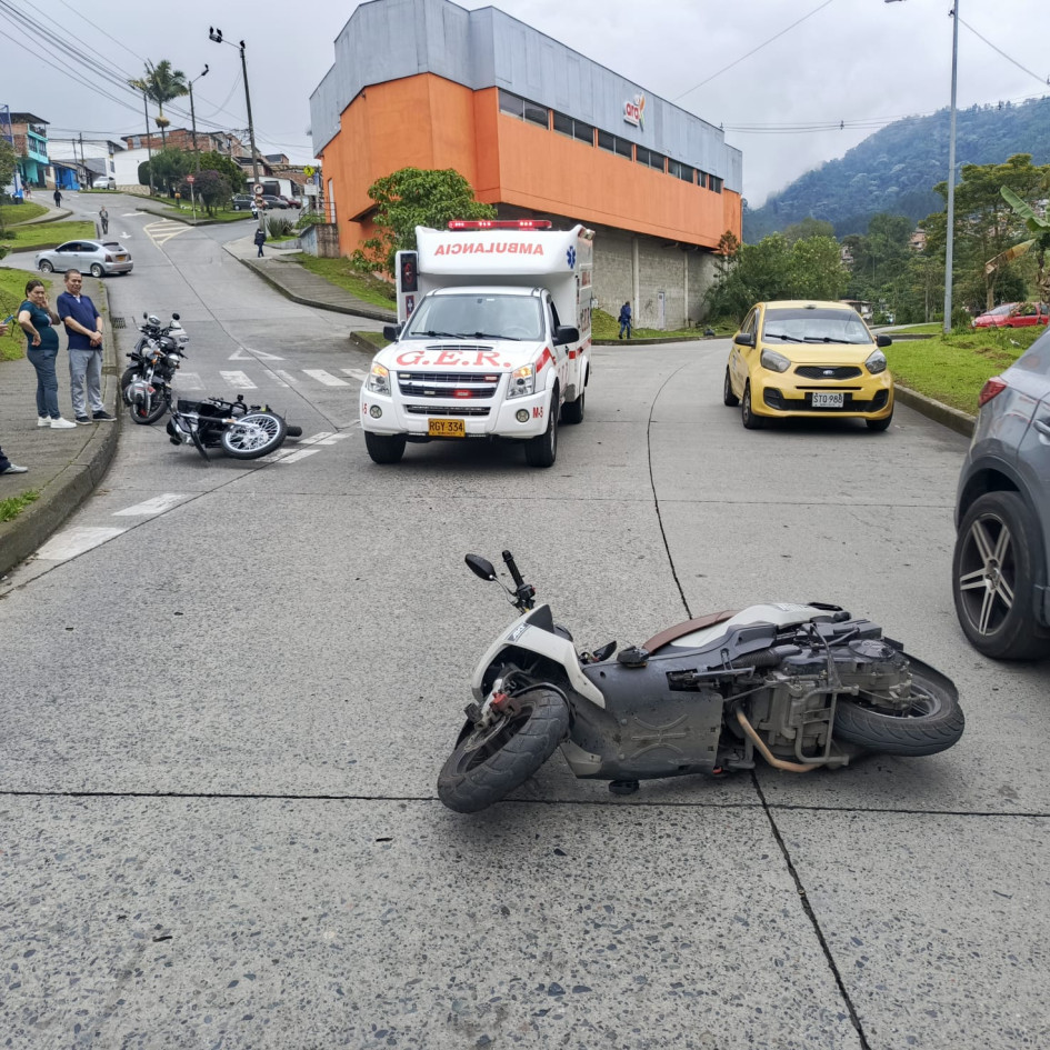Iván Darío, de 46 años, de la otra moto, presentó trauma en omoplato derecho y pierna derecha. Trasladados para valoración.
