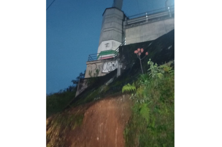 Este es el desprendimiento de capa vegetal que alertó a la comunidad en Villamaría. Las autoridades dicen que no afecta la estructura del cable aéreo.