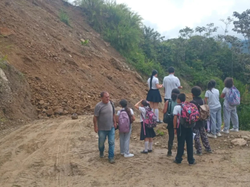 Maquinaria trabaja en la vereda Cumaral, en Génova, tras nuevos deslizamientos que bloquearon la vía rural.
