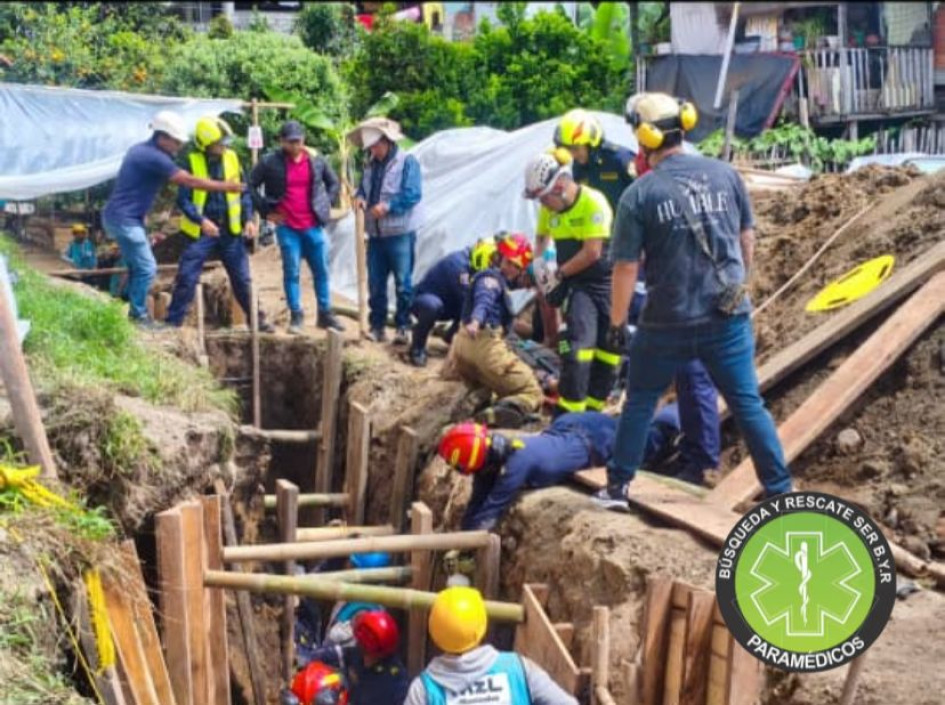 "Apuntalaban las paredes de la zanja, una colapsó y atrapó a los dos trabajadores. Bomberos y ByR acudimos".