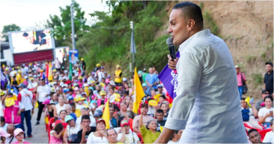Fabio de Jesús Moncada, candidato a la Cámara por Caldas, durante un acorrería por el departamento.