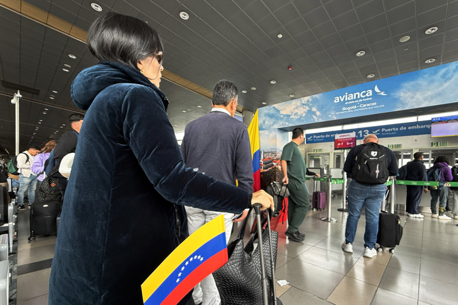 Personas esperan para abordar el vuelo Bogotá - Caracas de la aerolínea Avianca este jueves, en el aeropuerto El Dorado en Bogotá (Colombia).