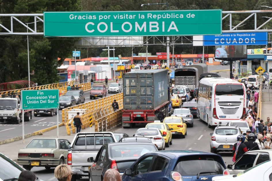 Camiones se acumulan en frontera Colombia-Ecuador antes de entrada en vigor de aranceles