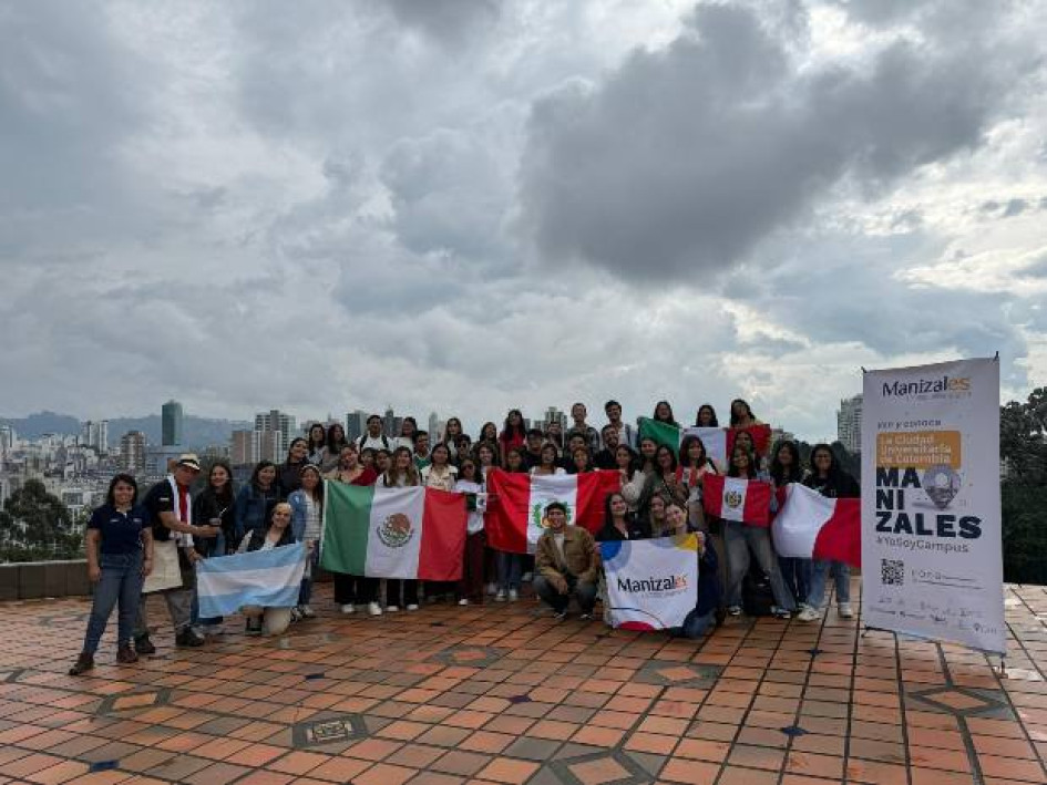 Foto I Cortesía Manizales Campus Universitario I LA PATRIA  Grupo de estudiantes internacionales ayer en el Parche de bienvenida, en su paso por el parque de los Yarumos de Manizales.