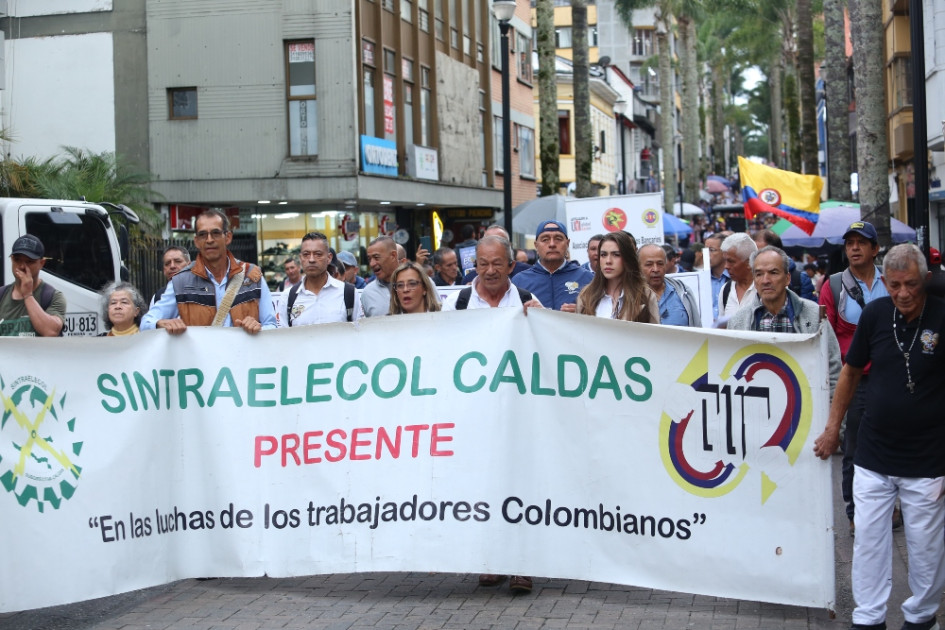 Los marchantes en su paso por la Carrera 23 de Manizales. Defienden el aumento del 23 % en el salario mínimo en Colombia.