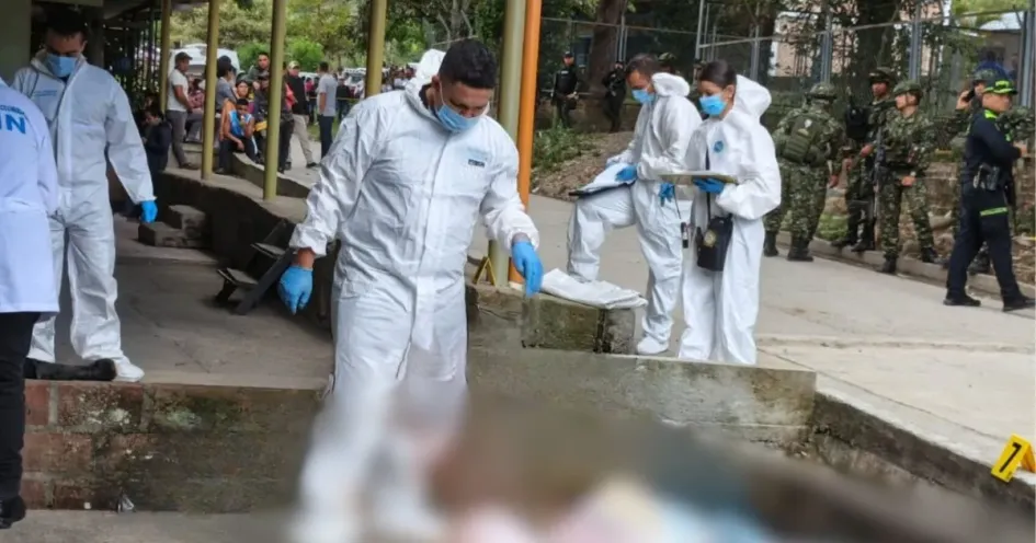 Las autoridades adelantan la inspección técnica del lugar donde habría ocurrido una masacre en una zona rural del Oriente de Caldas. Imagen utilizada con fines ilustrativos.