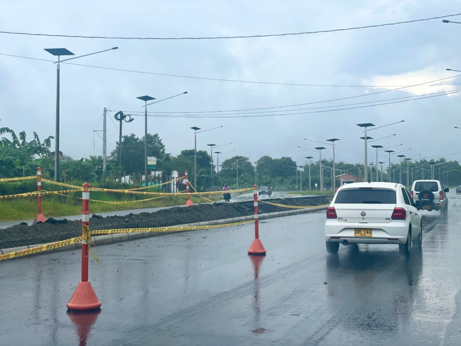 Conductores reportan deterioro de la vía, trancones y riesgo de accidentes mientras el proyecto aún no se completa.