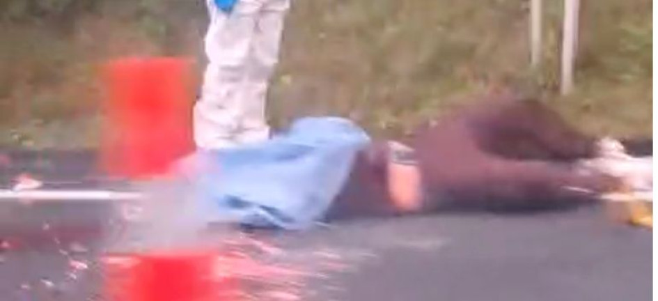 La víctima no portaba documentos, por lo que hasta el momento no ha sido posible establecer su identidad.