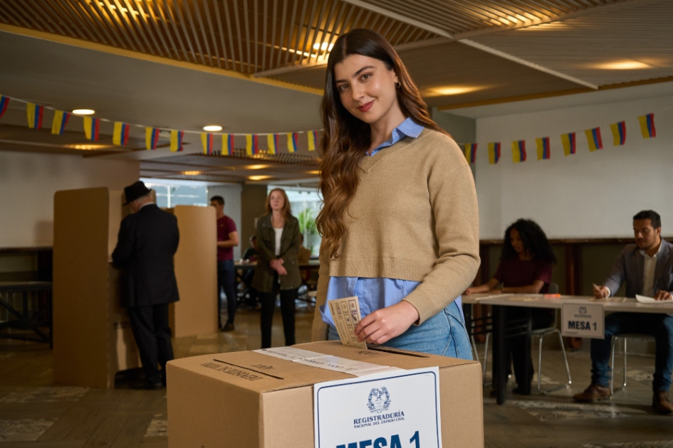 ¿Cuáles son los beneficios que otorga el certificado electoral a quienes ejercen su derecho al voto en Colombia?