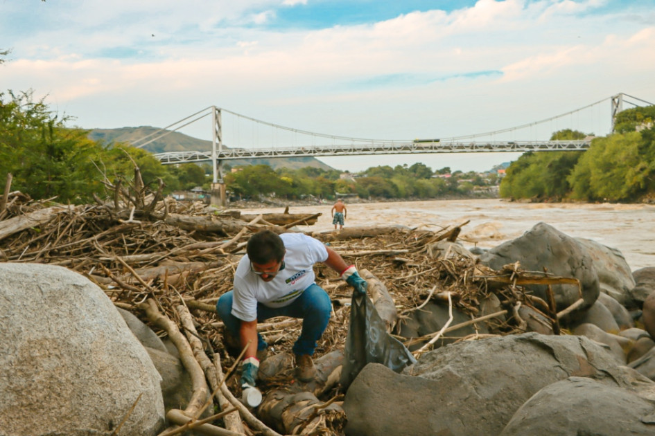 Con un mensaje de educación ambiental y el cuidado de los ecosistemas se adelantó la jornada de limpieza en el río Magdalena. Se retiró media tonelada de residuos que ayudará a generar un impacto positivo en la comunidad.