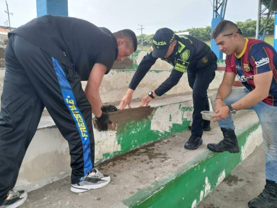 La Policía de Infancia y Adolescencia, de la Metropolitana de Manizales, llegó con obras para el colegio San Pío X.