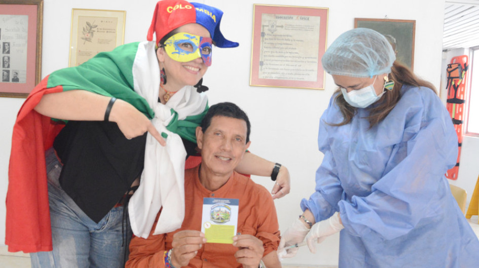 Natalia Moreno y Beatriz Eugenia Giraldo vacunan contra la apatía a Humberto Salazar.