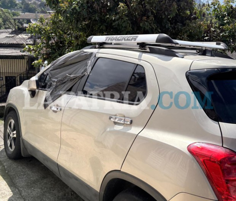 Uno de los vehículos que recibió impactos por arma de fuego.