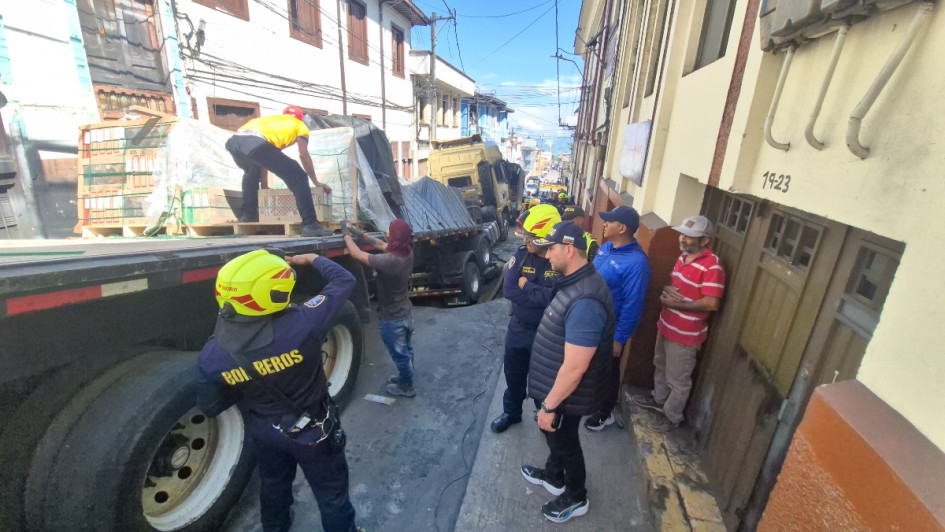 Video: con grúas planean remover la tractomula que cargaba 30 toneladas y hundió una vía de Manizales este sábado. La Alcaldía detalló las obras de reparación planteadas.