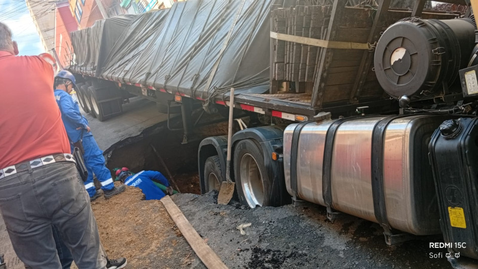 La vía está cerrada mientras las autoridades atienden el accidente. Una tractomula hundió una calle de Manizales y terminó enterrada. Estas son las imágenes.