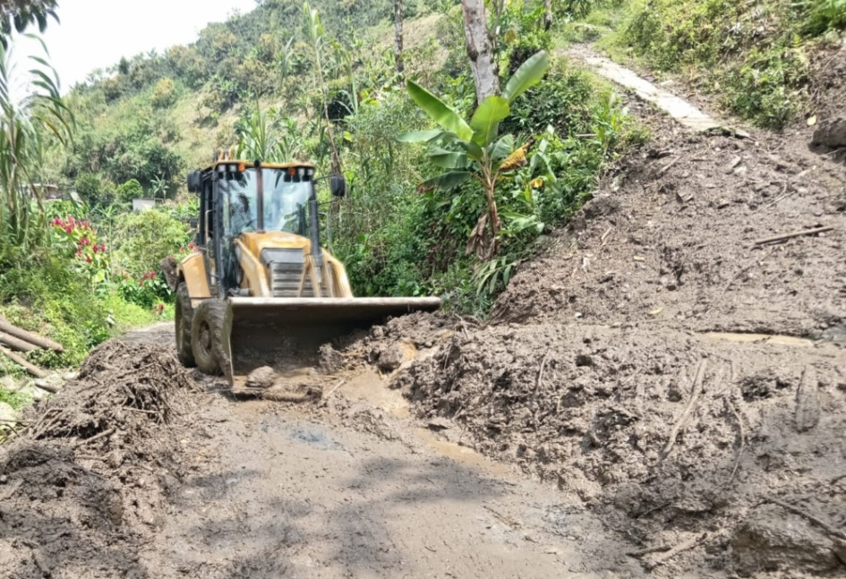 En Santa Bárbara y La Italia, veredas de Manzanares, trabajan este viernes para habilitar el paso.