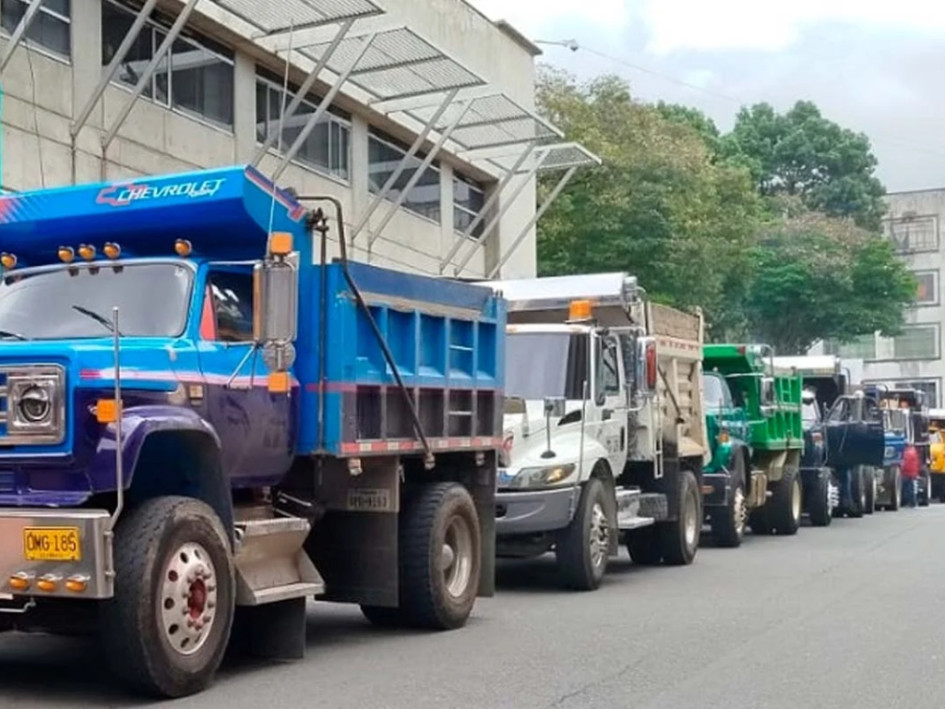 Volqueteros se concentraron frente a la Alcaldía de Armenia para exigir soluciones laborales y la habilitación de una escombrera municipal