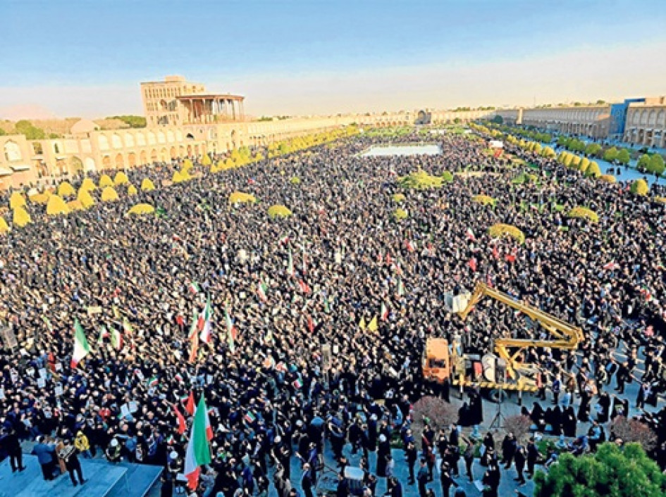 Foto | EFE| LA PATRIA Miles protagonizaron una manifestación de luto en la ciudad de Isfahán (Irán) por la muerte de su líder supremo, Ali Jameneí, mientras el presidente Donald Trump instó a al pueblo iraní a tomarse el poder y a la Guardia Revolucionaria a rendirse a cambio de inmunidad o "una muerte segura".