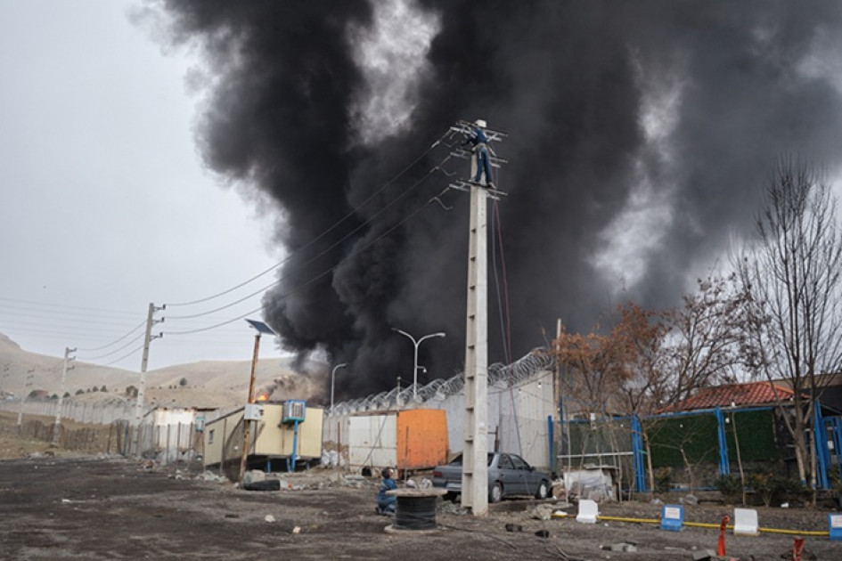Foto | EFE | LAPATRIA  El Depósito de Petróleo del Noroeste de Teherán, luego de ser atacado por Israel. Teherán amaneció ayer envuelta en una nube tóxica mezcla de lluvia y humo, luego de los ataques israelíes contra cuatro instalaciones petroleras.