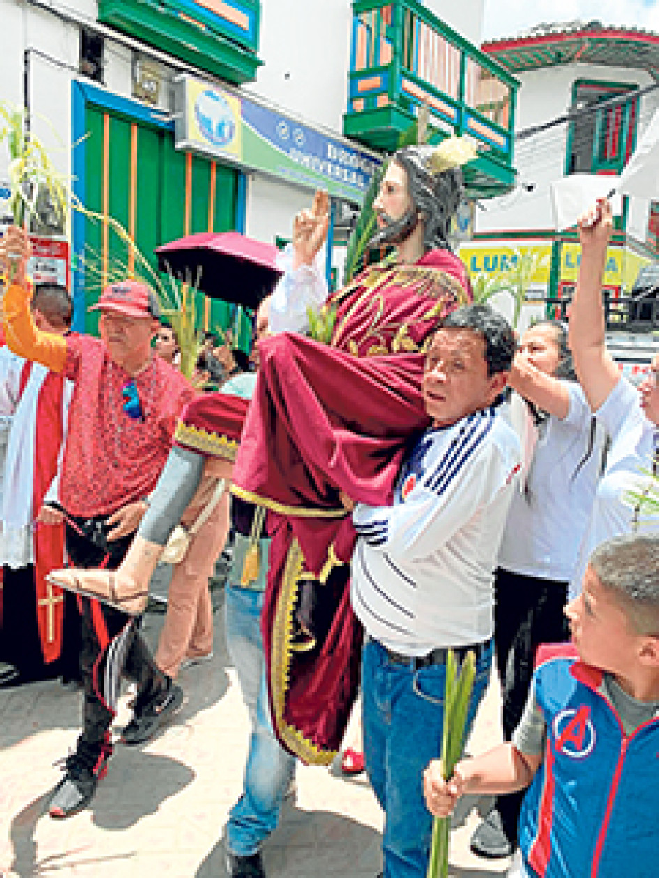 Foto | Jorge Iván López | LA PATRIA Ante el percance de la caída de Jesús y su borrico durante la procesión en Neira, un acompañante debió terminar el recorrido con la figura cargada.