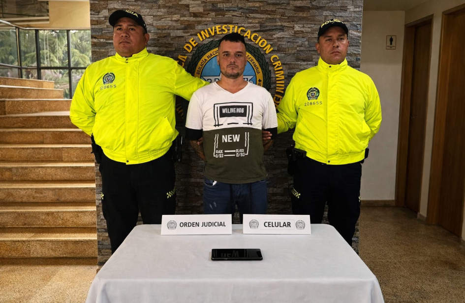 Alias ‘Bombillo’ fue capturado en Armenia durante un operativo de la Policía; era requerido por múltiples delitos y hacía parte del cartel de los más buscados.