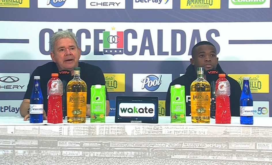 Hernán Darío Herrera respondió a los hinchas que le exigen títulos con el Once Caldas. En la foto, el técnico Herrera y Jáder Quiñones, mediocampista titular del Once Caldas en el partido frente a Deportivo Pasto. 