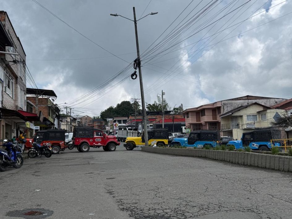 Conductores mantienen aislado un municipio de Caldas. Denuncian supuestos abusos de la cooperativa de transporte a la que están afiliados. El bloqueo se inició el martes (24 de marzo).