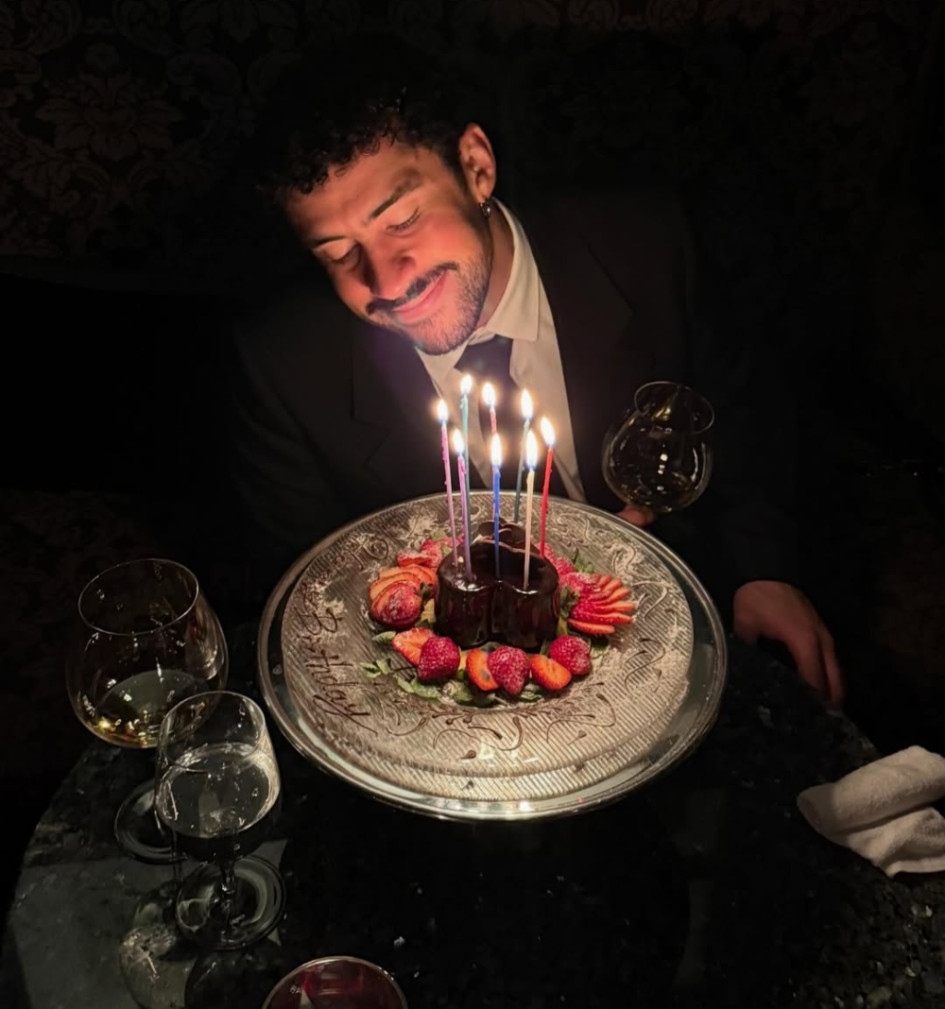 Con esta foto, en la que escribió "32", Bad Bunny reapareció en redes sociales para festejar su cumpleaños.