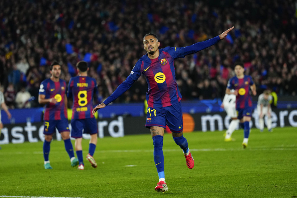 El delantero brasileño del Barcelona Raphinha celebra su segundo gol durante el partido de vuelta de los octavos de final de la Liga de Campeones disputado entre el Barcelona y el Newcastle, este miércoles en el Camp Nou.